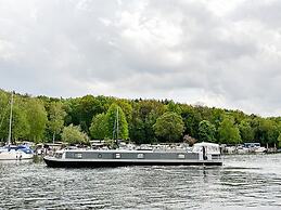 Schwimmendes Wohnboot in Berlin