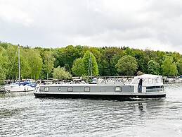 Schwimmendes Wohnboot in Berlin