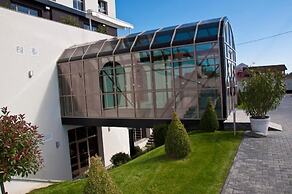 Albert Hotel & Restaurant