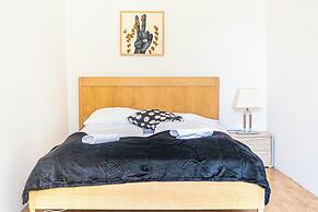 Stylish 2BR Apartment Long Stay for 5