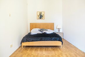 Stylish 2BR Apartment Long Stay for 5
