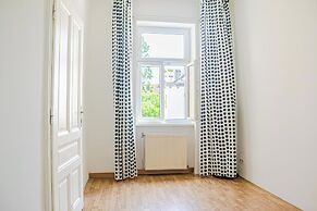Stylish 2BR Apartment Long Stay for 5