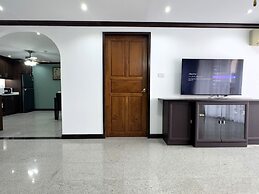 Spacious 2BR Condo - 3 Balconies & Green Views