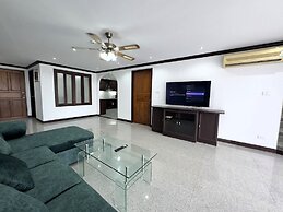 Spacious 2BR Condo - 3 Balconies & Green Views