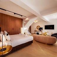 Cens Platinum Luxury Suites