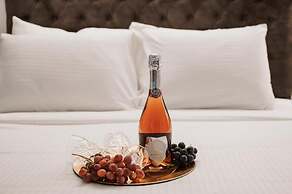 Cens Platinum Luxury Suites