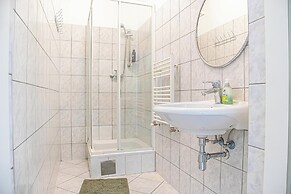Budget 2BR Long Stay Near Matzleinsdorf