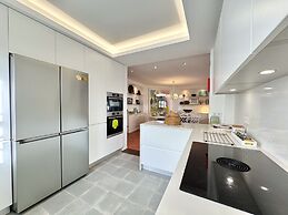 Vilamoura Stylish Villa by Homing