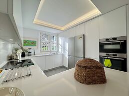 Vilamoura Stylish Villa by Homing