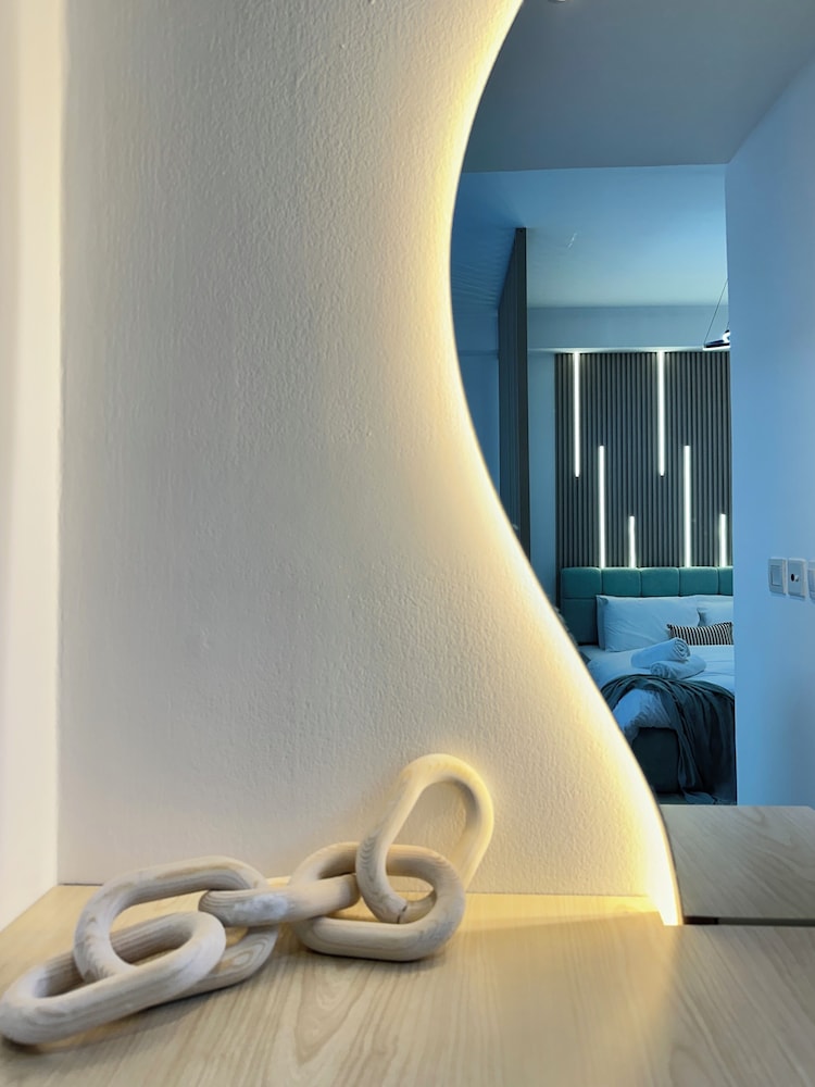 Stylish Studio with Stunning Canal View