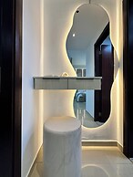 Stylish Studio with Stunning Canal View