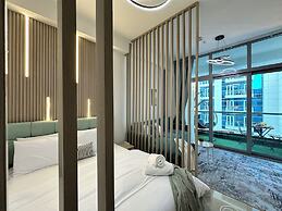 Stylish Studio with Stunning Canal View