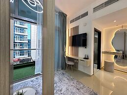 Stylish Studio with Stunning Canal View