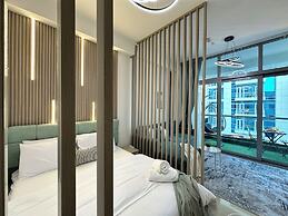 Stylish Studio with Stunning Canal View