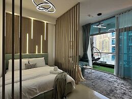 Stylish Studio with Stunning Canal View