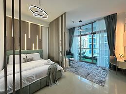 Stylish Studio with Stunning Canal View