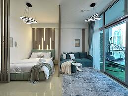 Stylish Studio with Stunning Canal View