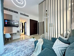 Stylish Studio with Stunning Canal View