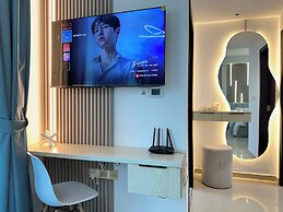 Stylish Studio with Stunning Canal View