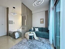 Stylish Studio with Stunning Canal View