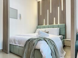 Stylish Studio with Stunning Canal View