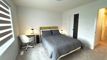 3BR Family House in NE Edmonton