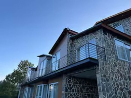 Scenic 2BR Mountain Cottage