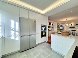 Vilamoura Amazing Villa by Homing