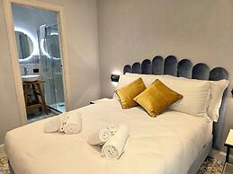 VICTORIA SUITES