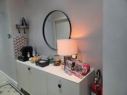 VICTORIA SUITES