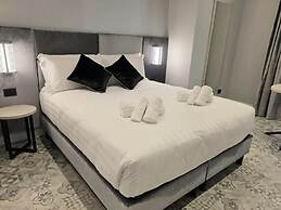 VICTORIA SUITES