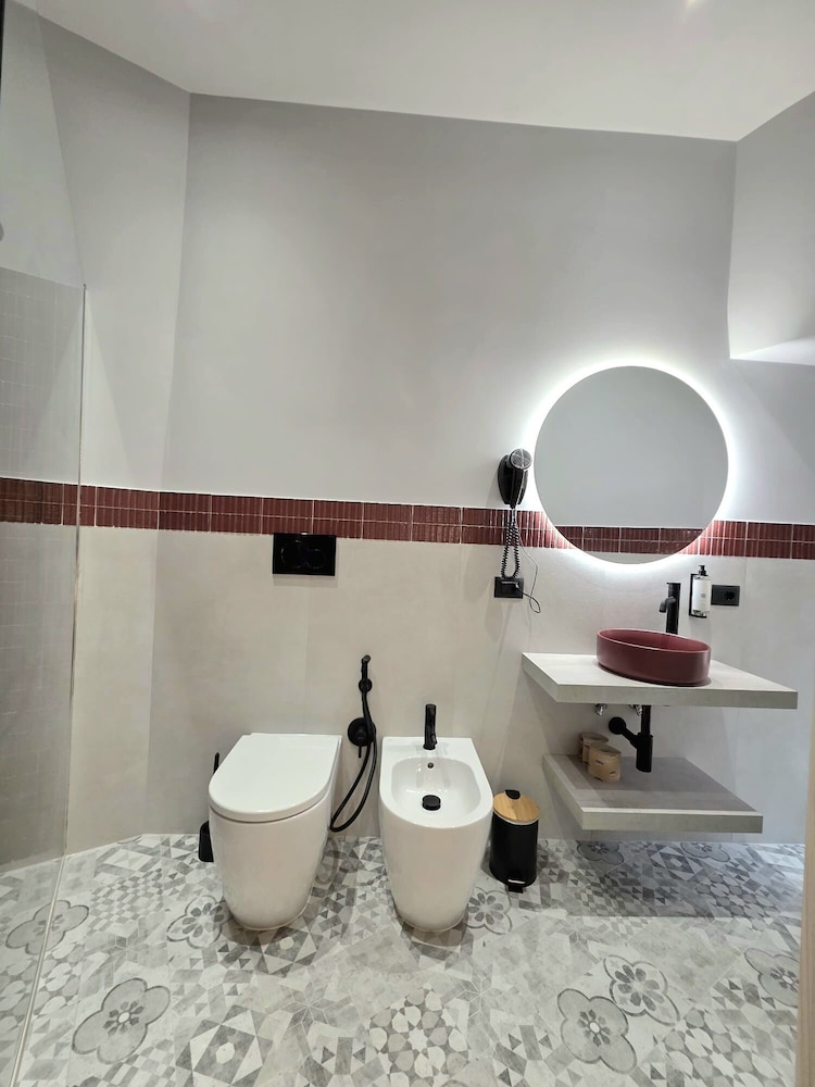 VICTORIA SUITES