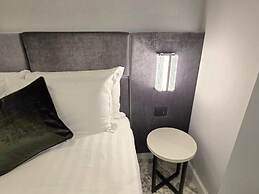 VICTORIA SUITES