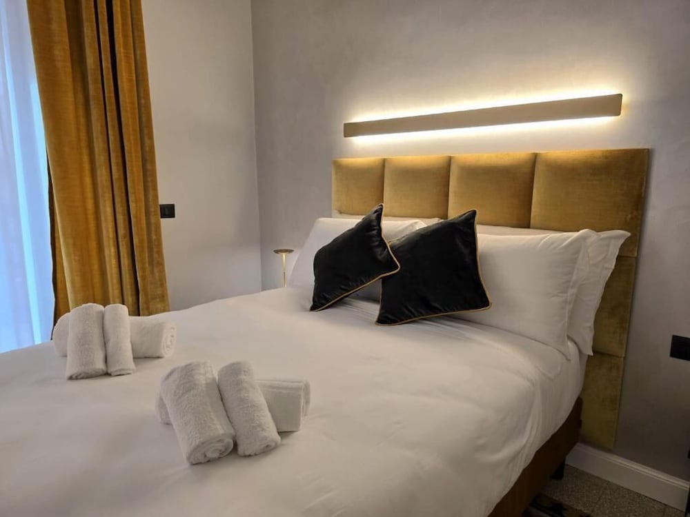 VICTORIA SUITES