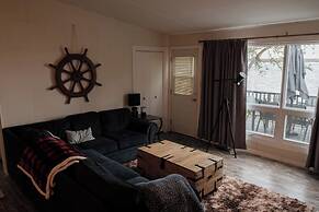 Spacious 4-season Cabin With Lakefront Views in Silver Sands