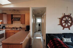 Spacious 4-season Cabin With Lakefront Views in Silver Sands