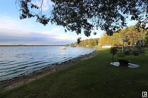 Spacious 4-season Cabin With Lakefront Views in Silver Sands