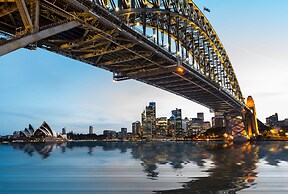 Bright & Spacious Stay for 6 Near Darling Harbour
