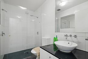 Bright & Spacious Stay for 6 Near Darling Harbour