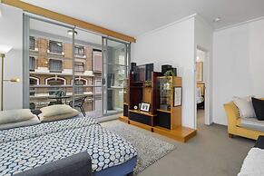 Bright & Spacious Stay for 6 Near Darling Harbour
