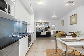 Bright & Spacious Stay for 6 Near Darling Harbour