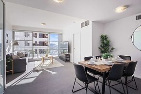 Stylish 2BR Apt Overlooking Darling Harbour