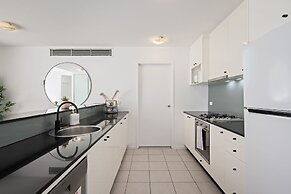 Stylish 2BR Apt Overlooking Darling Harbour