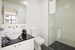 Cozy 2BR Apartment Steps From Darling Harbour