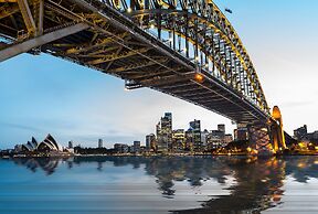 Cozy 2BR Apartment Steps From Darling Harbour