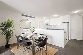 Cozy 2BR Apartment Steps From Darling Harbour
