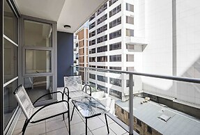 Cozy 2BR Apartment Steps From Darling Harbour