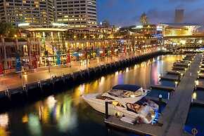 Spacious Modern Apt for 6, Next to Darling Harbour