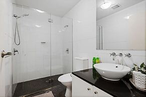 Spacious Modern Apt for 6, Next to Darling Harbour