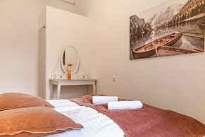 Urban Haven 1BR With 1LR Downtown